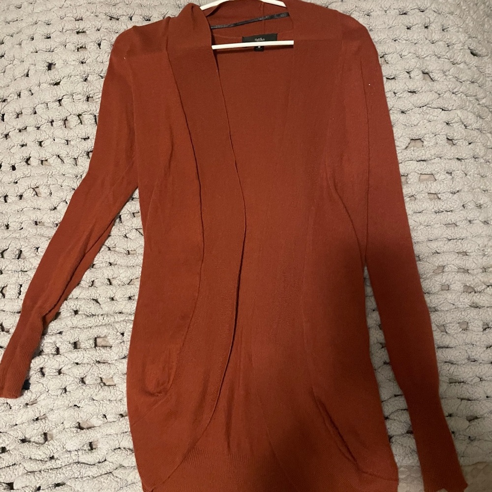 Perfect rust color cardigan with no closure. Great for the fall season.